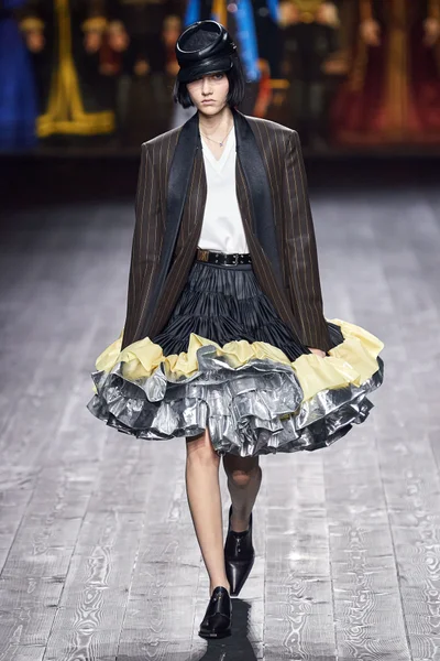 Look 11